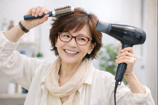 60代の眼鏡に合う髪形のポイント