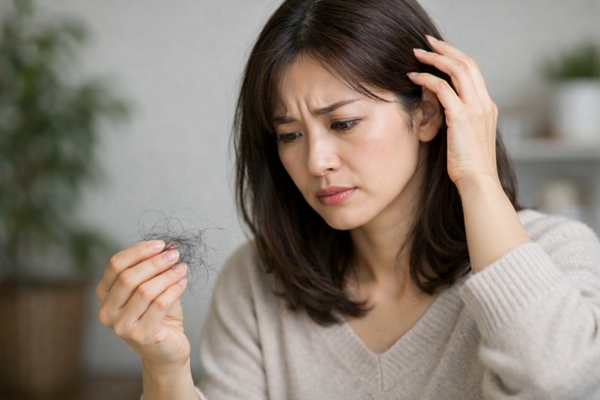 スカルプシャンプーではげるのは嘘！抜け毛が増えたと感じる原因は？